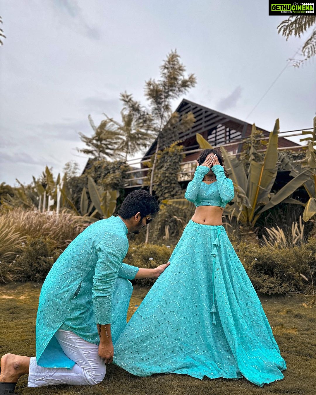 Nayani Pavani Instagram - I like things to be modern and still have a bit of tradition . βI believe in history.β Designed by @pari.designers_ Inframe : @nayani_pavani @anirudh_doli Location : @thefargohyd Loved shooting for this π€