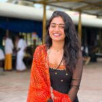 Nayani Pavani Instagram - నా ఆలోచనే నిరంతరం నీకు నివాళినివ్వాలనీ…. నాలో ఆవేదనే నువ్వాధరించేలా నివేదనవ్వాలనీ………. దేహమునే కోవెలగా నిన్ను కొలువుంచా, జీవముతో భావముతో సేవలు చేశా. ప్రతి ఋతువు, ప్రతి కృతువు, నీవని ఎంచా…. శతతము నీ స్మరణే నే…. Dress : @elegant_threads_by_salma