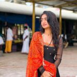 Nayani Pavani Instagram - నా ఆలోచనే నిరంతరం నీకు నివాళినివ్వాలనీ…. నాలో ఆవేదనే నువ్వాధరించేలా నివేదనవ్వాలనీ………. దేహమునే కోవెలగా నిన్ను కొలువుంచా, జీవముతో భావముతో సేవలు చేశా. ప్రతి ఋతువు, ప్రతి కృతువు, నీవని ఎంచా…. శతతము నీ స్మరణే నే…. Dress : @elegant_threads_by_salma