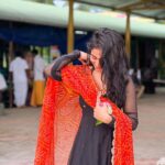 Nayani Pavani Instagram - నా ఆలోచనే నిరంతరం నీకు నివాళినివ్వాలనీ…. నాలో ఆవేదనే నువ్వాధరించేలా నివేదనవ్వాలనీ………. దేహమునే కోవెలగా నిన్ను కొలువుంచా, జీవముతో భావముతో సేవలు చేశా. ప్రతి ఋతువు, ప్రతి కృతువు, నీవని ఎంచా…. శతతము నీ స్మరణే నే…. Dress : @elegant_threads_by_salma