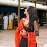 Nayani Pavani Instagram - నా ఆలోచనే నిరంతరం నీకు నివాళినివ్వాలనీ…. నాలో ఆవేదనే నువ్వాధరించేలా నివేదనవ్వాలనీ………. దేహమునే కోవెలగా నిన్ను కొలువుంచా, జీవముతో భావముతో సేవలు చేశా. ప్రతి ఋతువు, ప్రతి కృతువు, నీవని ఎంచా…. శతతము నీ స్మరణే నే…. Dress : @elegant_threads_by_salma