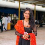 Nayani Pavani Instagram - నా ఆలోచనే నిరంతరం నీకు నివాళినివ్వాలనీ…. నాలో ఆవేదనే నువ్వాధరించేలా నివేదనవ్వాలనీ………. దేహమునే కోవెలగా నిన్ను కొలువుంచా, జీవముతో భావముతో సేవలు చేశా. ప్రతి ఋతువు, ప్రతి కృతువు, నీవని ఎంచా…. శతతము నీ స్మరణే నే…. Dress : @elegant_threads_by_salma