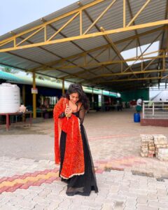 Nayani Pavani Instagram - నా ఆలోచనే నిరంతరం నీకు నివాళినివ్వాలనీ….
నాలో ఆవేదనే నువ్వాధరించేలా నివేదనవ్వాలనీ……….
దేహమునే  కోవెలగా నిన్ను కొలువుంచా,
జీవముతో భావముతో సేవలు చేశా.
ప్రతి ఋతువు, ప్రతి కృతువు, 
నీవని ఎంచా….
శతతము నీ స్మరణే నే….

Dress : @elegant_threads_by_salma
