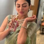 Neeru Bajwa Instagram - Perfume is a story in odour Sometimes poetry in memory💕 #shayar #april19 @hairbyramacoiffeur