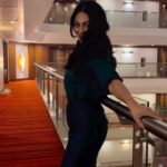 Neeru Bajwa Instagram - I love this! My amazing hairstylist @hairbyramacoiffeur who is also great at #reels! He is now styling me for #shayar ✍️ #april19 anyone notice how I tried to put my hands in my pocket but … these pants had no pockets 😂