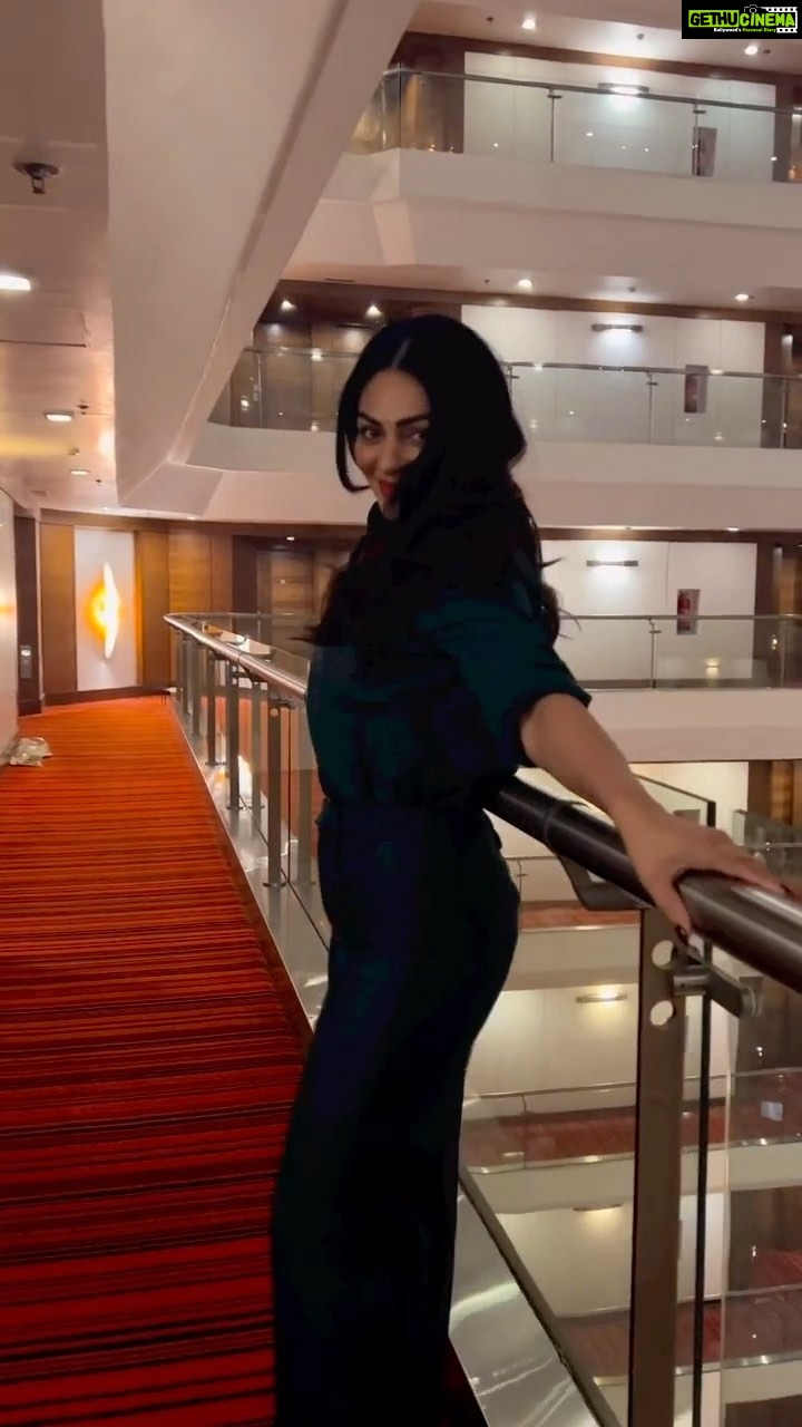 Neeru Bajwa Instagram - I love this! My amazing hairstylist @hairbyramacoiffeur who is also great at #reels! He is now styling me for #shayar ✍️ #april19 anyone notice how I tried to put my hands in my pocket but … these pants had no pockets 😂