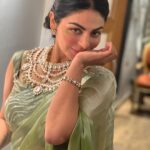 Neeru Bajwa Instagram - Perfume is a story in odour Sometimes poetry in memory💕 #shayar #april19 @hairbyramacoiffeur