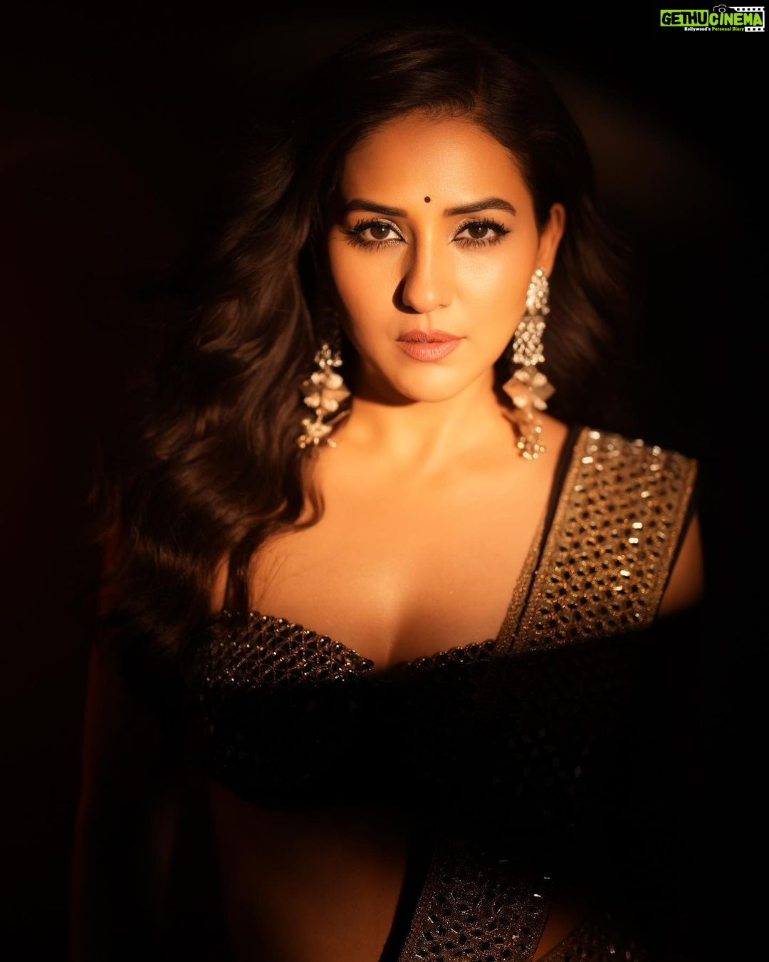Neeti Mohan Instagram - I said yes to Black ♠️ Fit @motifsbysurabhididwania X @theworldofanandsharma Styling - @shreyandurjastyle Hair - @dwyessh_hairwizard @rasilaravariamua Makeup - @ritickasjalan Photography - @souravsharmaofficial