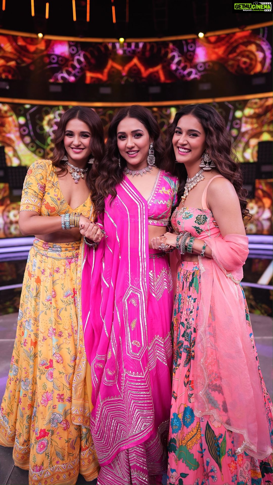 Neeti Mohan - 267.2K Likes - Savaria on SaReGaMaPa @zeetv
@neetimohan18 @mohanshakti
@muktimohan
#MohanSistersLive #MSL
@vikrammontroseofficial @shekharastitwa @neetimohan18 @mohanshakti @muktimohan @salmanyusuffkhan @alishasingh.official
@souravsharmaofficial @nrityashakti @ericpillai @dcatalentmusic @sonytvofficial @azeemdayani @surneetimusic @mohansisterslive @amit_thosar @karangupta
@guptameghal @serene_subarno @ashishgirii @vishrut.dance
@shreyandurjastyle
@ritickasjalan @dwyessh_hairwizard @rasilaravariamua @saba_hair_makeupartist @jagtap721
Dancers:
@ria_khanna26
@aboleenagarkar__
@mahikaa11
@danse_et_voyages
@_rakshitaa
@maiithilii.ii
@rahul__74_
@monty_mandal
@anishkj21
@_bhanu.18