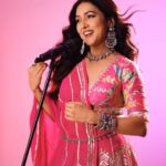 Neeti Mohan Instagram - Sing for your #Savaria 🎤😍 🎥 @souravsharmaofficial @vikrammontroseofficial, @shekharastitwa @mohanshakti, @muktimohan, @salmanyusuffkhan, @souravsharmaofficial, @alishasingh.official, @nrityashakti, @dcatalentmusic, @ericpillai, @sonymusicindia