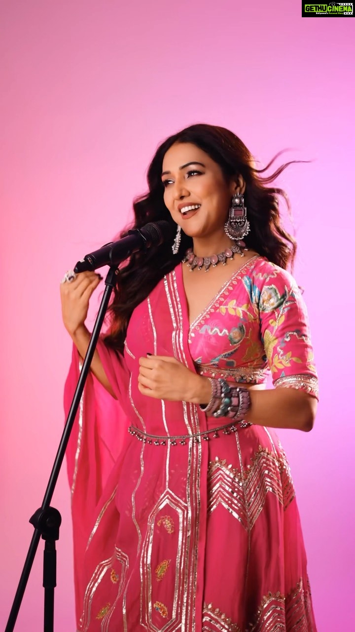 Neeti Mohan Instagram - Sing for your #Savaria 🎤😍 🎥 @souravsharmaofficial @vikrammontroseofficial, @shekharastitwa @mohanshakti, @muktimohan, @salmanyusuffkhan, @souravsharmaofficial, @alishasingh.official, @nrityashakti, @dcatalentmusic, @ericpillai, @sonymusicindia