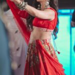 Neeti Mohan Instagram - Girlsssss at Garba I tell you 😍🔥 My first time at Dandiya Raas and that too with Garba Queen @falgunipathak12 What an experience! The vibe, energy and thousands of people dancing joyfully was a sight and night to remember. Sang #Savaria and met so many amazing people. Much love ❤️ @vaibhavmota @jd_majethia @vandanapathak26 @actor_rajivmehta @showglitznavratri @ishitta.arun Video @souravsharmaofficial