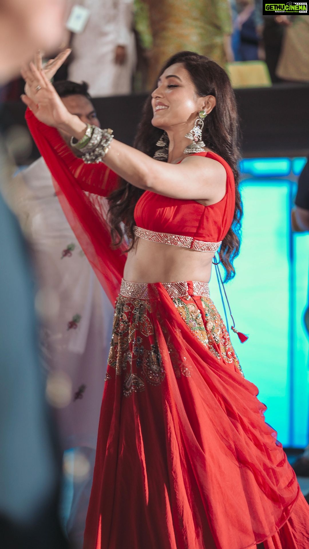 Neeti Mohan Instagram - Girlsssss at Garba I tell you 😍🔥 My first time at Dandiya Raas and that too with Garba Queen @falgunipathak12 What an experience! The vibe, energy and thousands of people dancing joyfully was a sight and night to remember. Sang #Savaria and met so many amazing people. Much love ❤️ @vaibhavmota @jd_majethia @vandanapathak26 @actor_rajivmehta @showglitznavratri @ishitta.arun Video @souravsharmaofficial