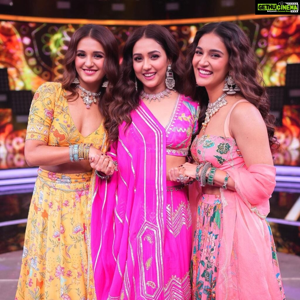 Neeti Mohan Instagram - Family special on #SaReGaMaPa tonight at 9 pm and it could not have been more emotional and special for me to have my Sisters @mohanshakti @muktimohan come as guests on the show. Thank you @zeetv @fullscreenentertainment @anumalikmusic @realhimesh @adityanarayanofficial for giving such a warm welcome to my family. You all made a core memory for us. Do you think we could have performed #Savaria tonight hmm🤔