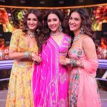 Neeti Mohan Instagram - Family special on #SaReGaMaPa tonight at 9 pm and it could not have been more emotional and special for me to have my Sisters @mohanshakti @muktimohan come as guests on the show. Thank you @zeetv @fullscreenentertainment @anumalikmusic @realhimesh @adityanarayanofficial for giving such a warm welcome to my family. You all made a core memory for us. Do you think we could have performed #Savaria tonight hmm🤔