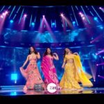 Neeti Mohan Instagram - Mukti ne share kiya Mohan Sisters ke atoot rishtey ka raaz Sa Re Ga Ma Pa Family Special par 🥺 Dekhiye #SaReGaMaPa, har Sat-Sun, raat 9 baje, sirf #ZeeTV par aur kahin bhi, kabhi bhi @zee5shows par. #SRGMP2023 #Promo #FamilySpecial @anumalikmusic @neetimohan18 @realhimesh @adityanarayanofficial @mohanshakti @muktimohan