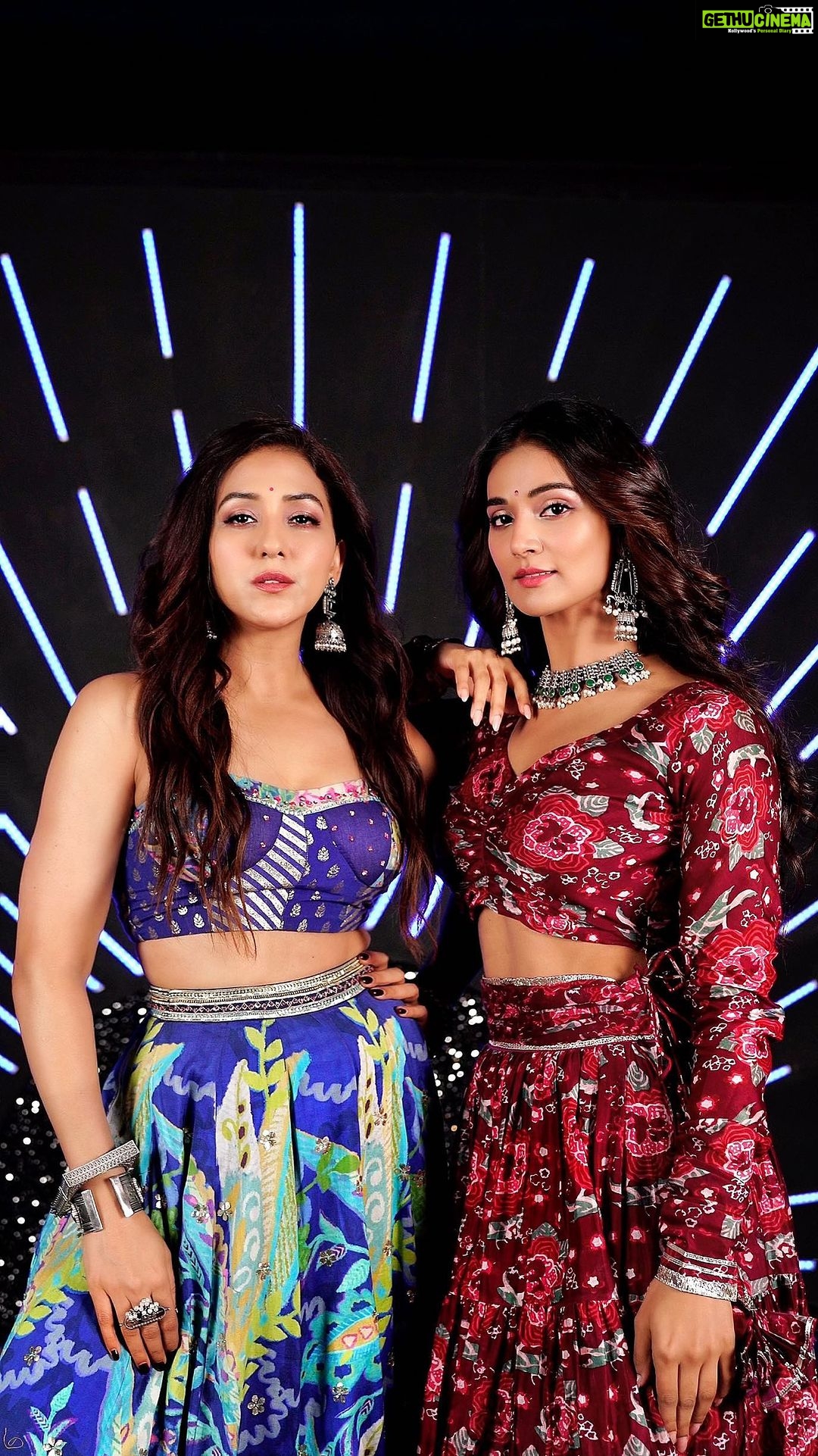 Neeti Mohan Instagram - One for the OG #Savaria @neetimohan18 ❤️ Neeti's look- @ruhrindia Jewellery - @the_beta_girl Mukti 's look - @the_beta_girl @aachho Styling - @shreyandurjastyle Glam - @ritickasjalan @aaliyahussainhairmakeupcreator Videography - @shubamdancer @vikrammontroseofficial @shekharastitwa @neetimohan18 @mohanshakti @muktimohan @salmanyusuffkhan @souravsharmaofficial @alishasingh.official @nrityashakti @ericpillai @dcatalentmusic @sonymusicindia @azeemdayani @surneetimusic @mohansisterslive @amit_thosar