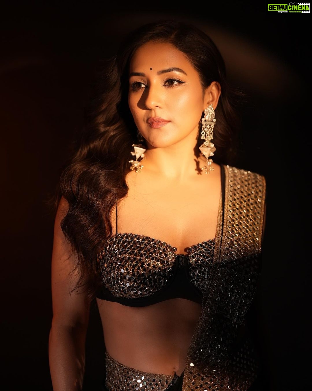 Neeti Mohan Instagram - I said yes to Black ♠️ Fit @motifsbysurabhididwania X @theworldofanandsharma Styling - @shreyandurjastyle Hair - @dwyessh_hairwizard @rasilaravariamua Makeup - @ritickasjalan Photography - @souravsharmaofficial