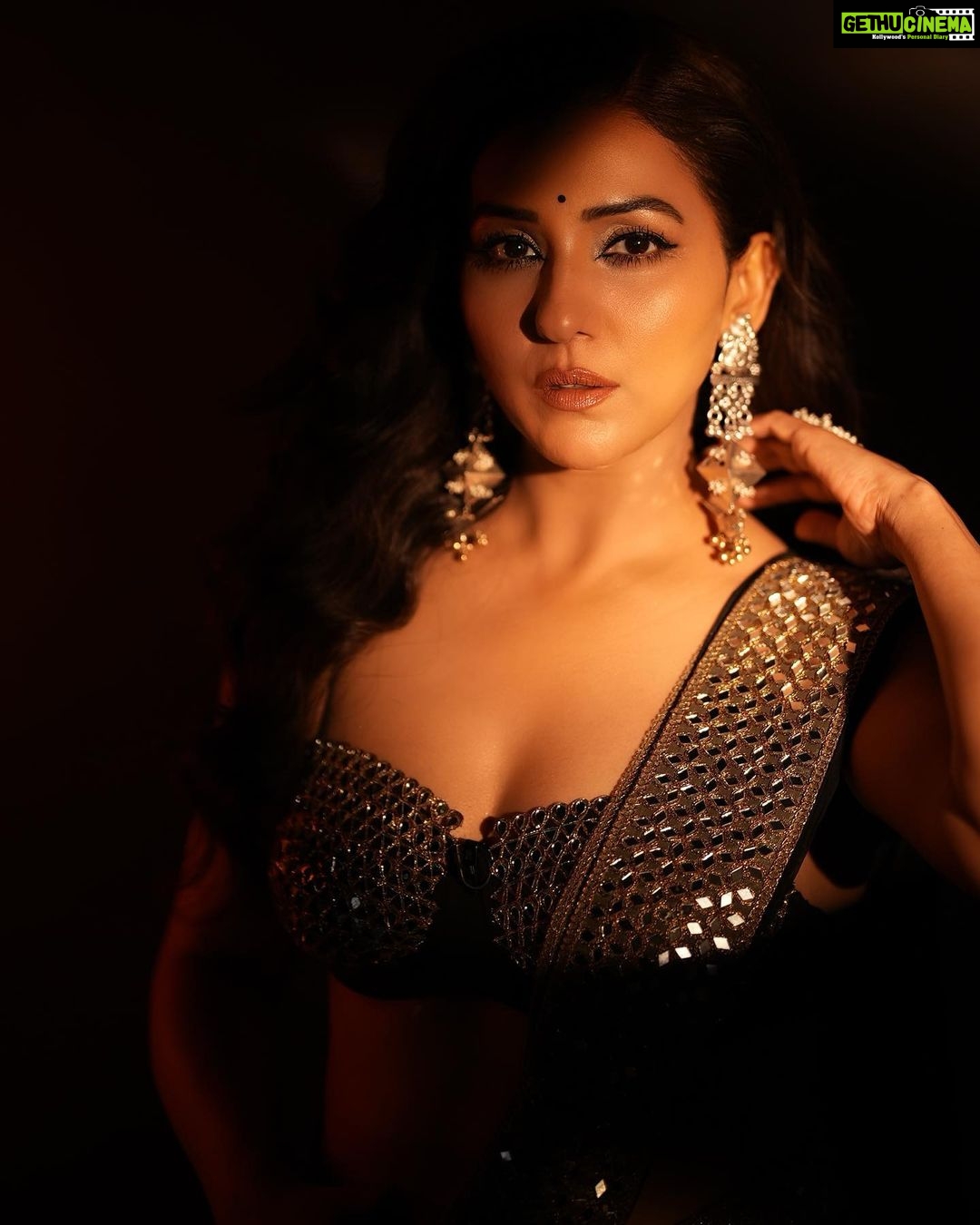 Neeti Mohan Instagram - I said yes to Black ♠️ Fit @motifsbysurabhididwania X @theworldofanandsharma Styling - @shreyandurjastyle Hair - @dwyessh_hairwizard @rasilaravariamua Makeup - @ritickasjalan Photography - @souravsharmaofficial