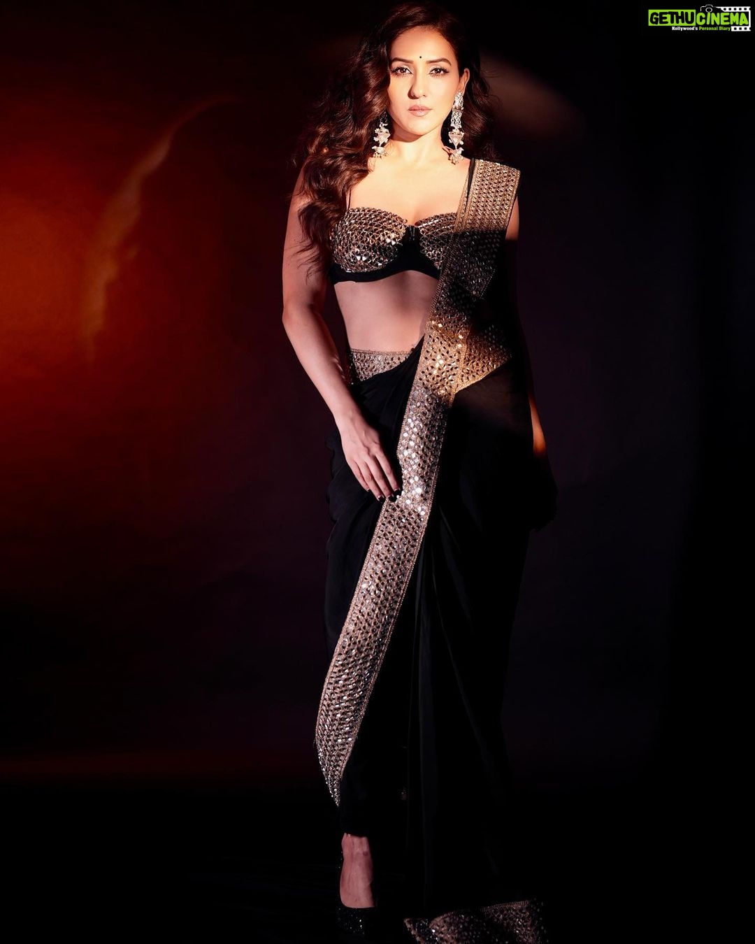 Neeti Mohan Instagram - I said yes to Black ♠️ Fit @motifsbysurabhididwania X @theworldofanandsharma Styling - @shreyandurjastyle Hair - @dwyessh_hairwizard @rasilaravariamua Makeup - @ritickasjalan Photography - @souravsharmaofficial
