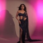 Neeti Mohan Instagram - Wearing a Saari for my #Savaria 😍 Thank you for your love for the song. Loving the Reels. Keep them coming 💃 @houseofkarmahofficial Jewellery - @vintage_velvet_ Styling - @shreyandurjastyle Glam @dwyessh_hairwizard @rasilaravariamua @ritickasjalan 📸 @shubhamdancer