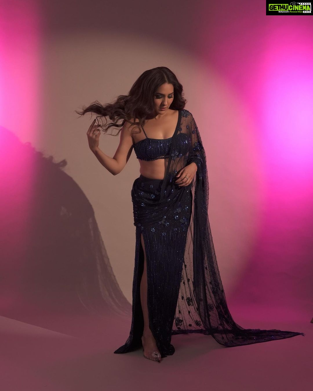 Neeti Mohan Instagram - Wearing a Saari for my #Savaria π Thank you for your love for the song. Loving the Reels. Keep them coming π @houseofkarmahofficial Jewellery - @vintage_velvet_ Styling - @shreyandurjastyle Glam @dwyessh_hairwizard @rasilaravariamua @ritickasjalan πΈ @shubhamdancer