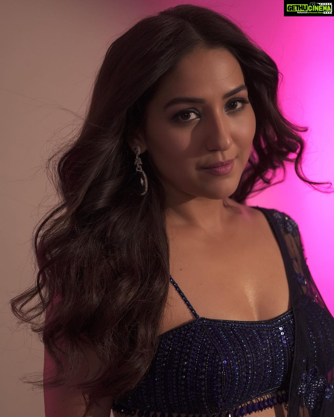 Neeti Mohan Instagram - Wearing a Saari for my #Savaria π Thank you for your love for the song. Loving the Reels. Keep them coming π @houseofkarmahofficial Jewellery - @vintage_velvet_ Styling - @shreyandurjastyle Glam @dwyessh_hairwizard @rasilaravariamua @ritickasjalan πΈ @shubhamdancer