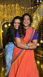 Neha Gowda Instagram - Just looking like a wowwwww in Namma Desi Style ♥️ @neharamakrishna ♥️ Advantage of having a designer best friend, A.Comes with a headache B.Outfit made in just two hours from her own saree 😂😂 Outfit: @kalasthreebytejaswinikranthi Designed and styled by : @tejukranthi Assisted by : @khushi_jagadisha Neck piece : @tejukranthi Bangles: @kashi_jewellery_ Earrings : @bcos_its_silver