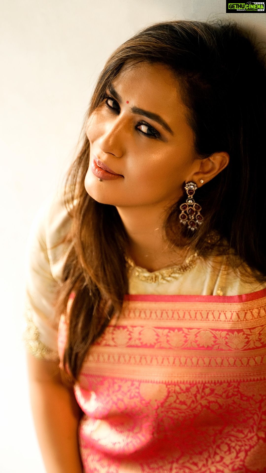Neha Gowda Instagram - Jus feel it 🫶 PC - @stories_by_vasanthjb (thank you for capturing the best in the least time given) Make up / hairstyle/ jewellery- @highlightsbridalstudio_makeup (you were quick ,neat and elegant… thank you for getting that perfect glow on my face !! ) Saree - @houseof.raadhya_sarees (Main reason for this look to turn out this beautiful 🤩) #saree #makeup #hairstylist #pictures #mykind #elegance #perfect #thank you @sruthi_shanmuga_priya thank you for Co ordinating and make it happen 😘