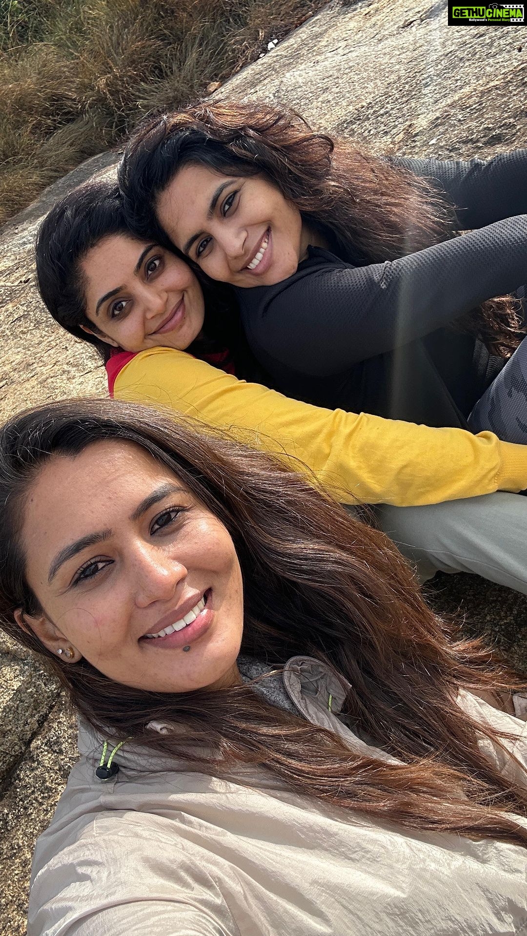 Neha Gowda Instagram - Morning sunrise trek to Skandagiri ❤️ with my loved ones 🤗 Skandagiri Hills