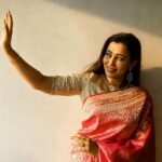 Neha Gowda Instagram - Jeeva hoovagide!! Saree @houseof.raadhya_sarees Makeup / hairstyle / jewellery @highlightsbridalstudio_makeup Picture credits @stories_by_vasanthjb