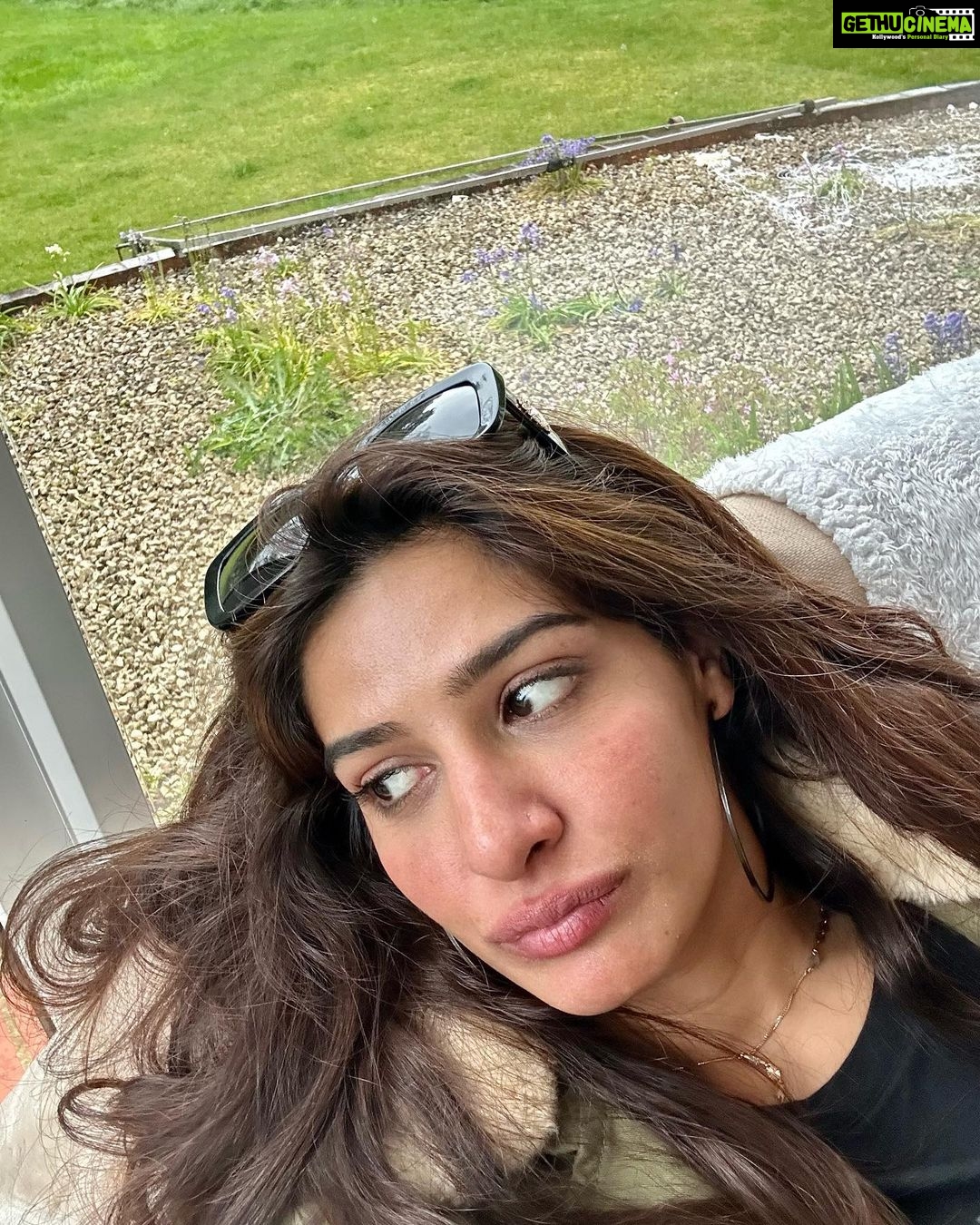 Neha Khan - 8.5K Likes - #randomselfies