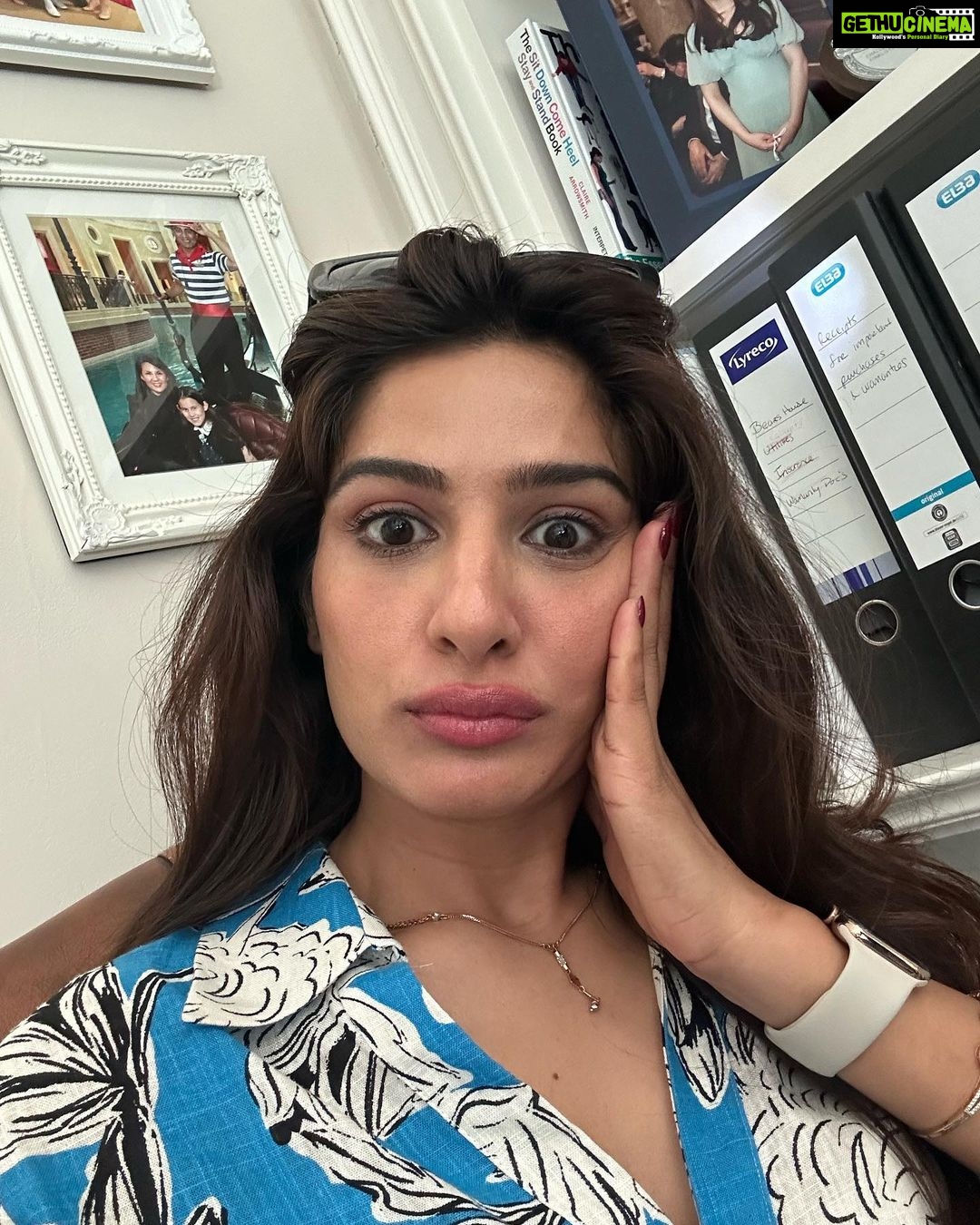 Neha Khan - 8.5K Likes - #randomselfies
