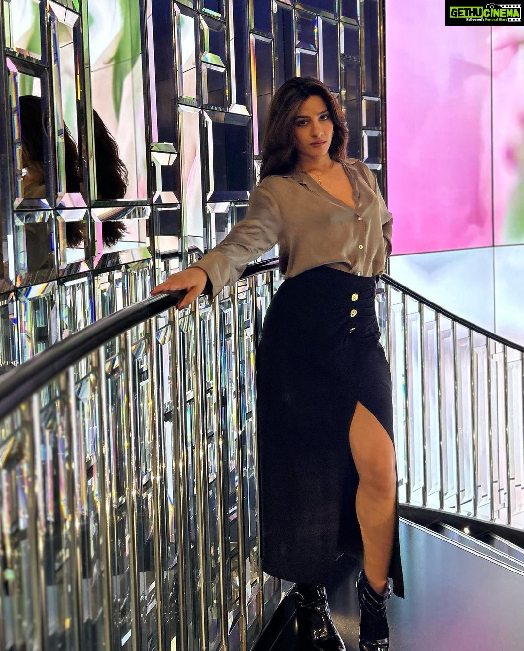 Neha Khan Instagram - #traveldaries #uk #nehakhan #lovethecity
