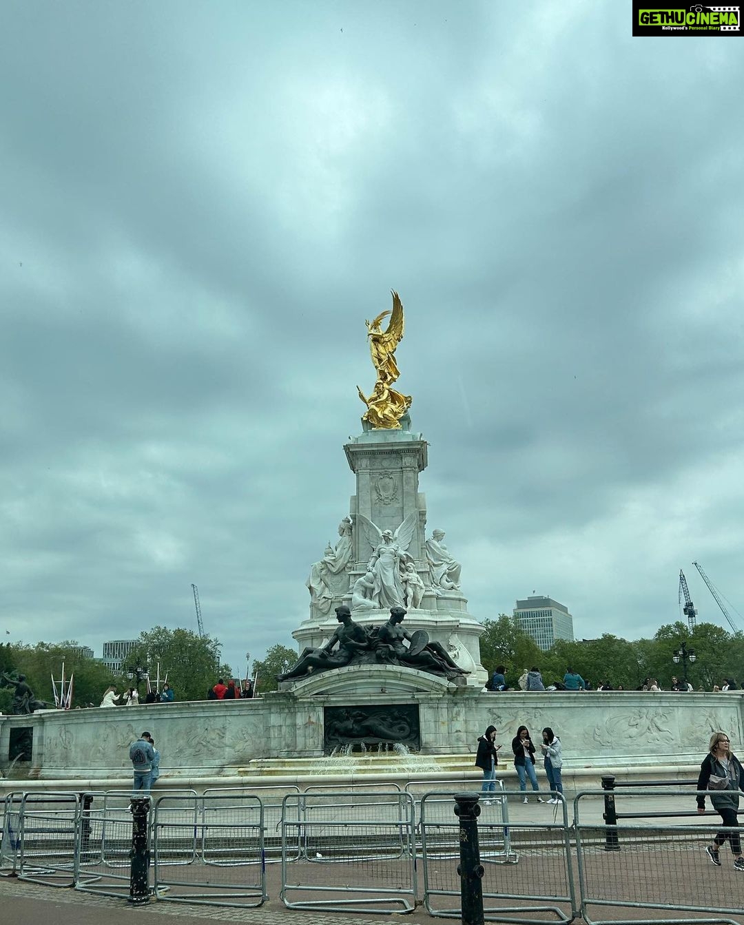 Neha Khan Instagram - #traveldaries #uk #nehakhan #lovethecity