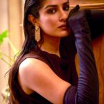 Neha Khan Instagram - 🐻 Photographer: @milind_misal Hair : @parvez_official19 Makeup : @harshpawar_makeupacademy18 Accessories : @sanalakhanifashionstylist Very special Thankyou to @suved and @one8.commune