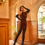 Neha Khan Instagram - 🐻 Photographer: @milind_misal Hair : @parvez_official19 Makeup : @harshpawar_makeupacademy18 Accessories : @sanalakhanifashionstylist Very special Thankyou to @suved and @one8.commune