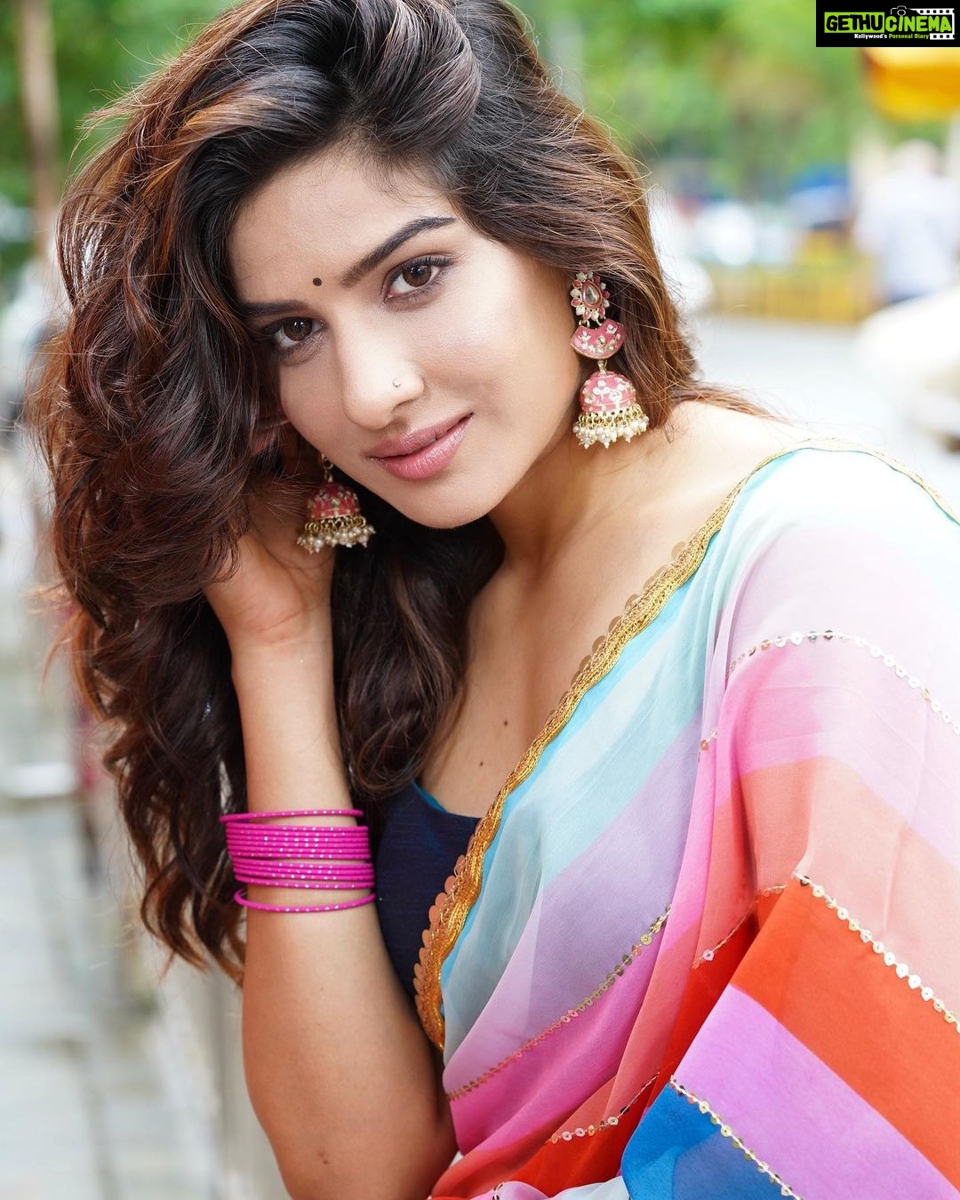 Neha Khan Instagram - Click by @munnasphotography Makeup and hair : @urvashimakeup_official