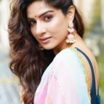 Neha Khan Instagram - Click by @munnasphotography Makeup and hair : @urvashimakeup_official