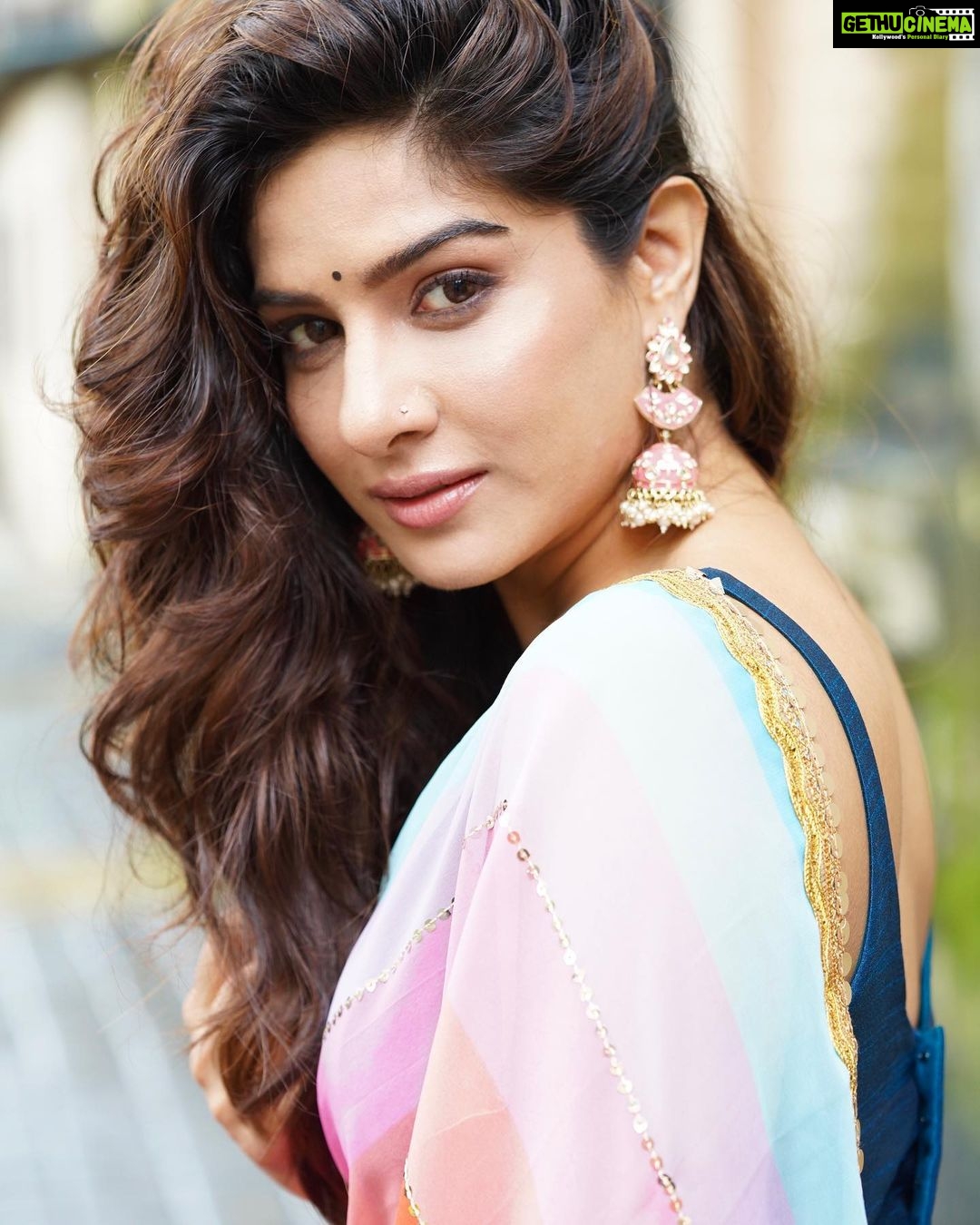 Neha Khan Instagram - Click by @munnasphotography Makeup and hair : @urvashimakeup_official