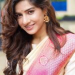 Neha Khan Instagram - A women is more beautiful when she smiles. My fav photographer : @munnasphotography Makeup & hair : @urvashimakeup_official