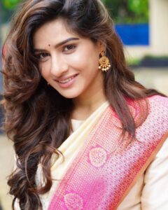 Neha Khan Instagram - A women is more beautiful when she smiles.

My fav photographer : @munnasphotography 
  Makeup & hair : @urvashimakeup_official