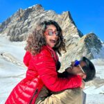 Neil Bhatt Instagram – When Romance goes wrong 😂😂 #insaneversion of “Tum Kya Mile” 😂😂😂

VC @mr.pro_boy 

@myswitzerlandin @interlaken @jungfraujochtopofeurope 

#aishwaryasharma #neilbhatt #neilkiaish #ineedswitzerland #funnyreels #tumkyamile #rockyandranikipremkahani #switzerland #interlaken #jungfrau #reelitfeelit #trendingreels #trendingsong #stayhappy Jungfraujoch-Top of Europe
