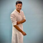 Neil Bhatt Instagram – White never goes out of style 🤍

Outfit: @thechikanlabel 
Brand PR: @socialpinnaclepr @styling.your.soul 
Shot by- @anmol_0414