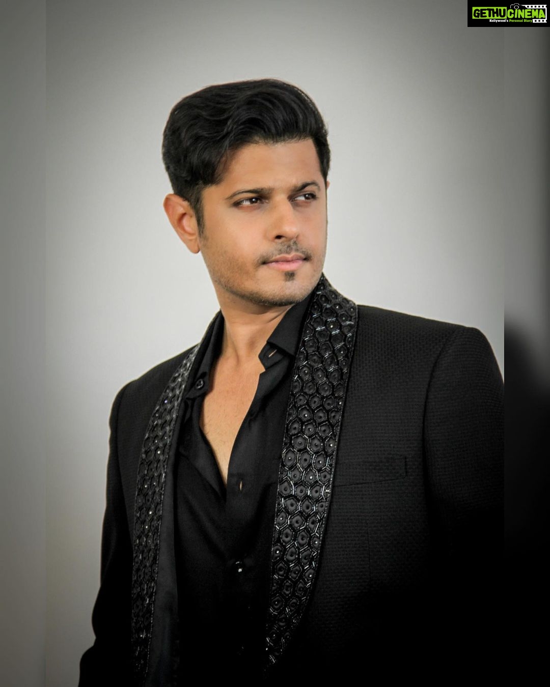 Neil Bhatt Instagram - Black raised to ♾️!! Styled by- @purvabansal5 Outfit by- @mehboobsons Picture courtesy- @creative_babu_01 #neilbhatt #aishwaryasharma #bombaytimesfashionweek2023 #black #maninblack #womaninblack #couplegoals❤ #neilkiaish