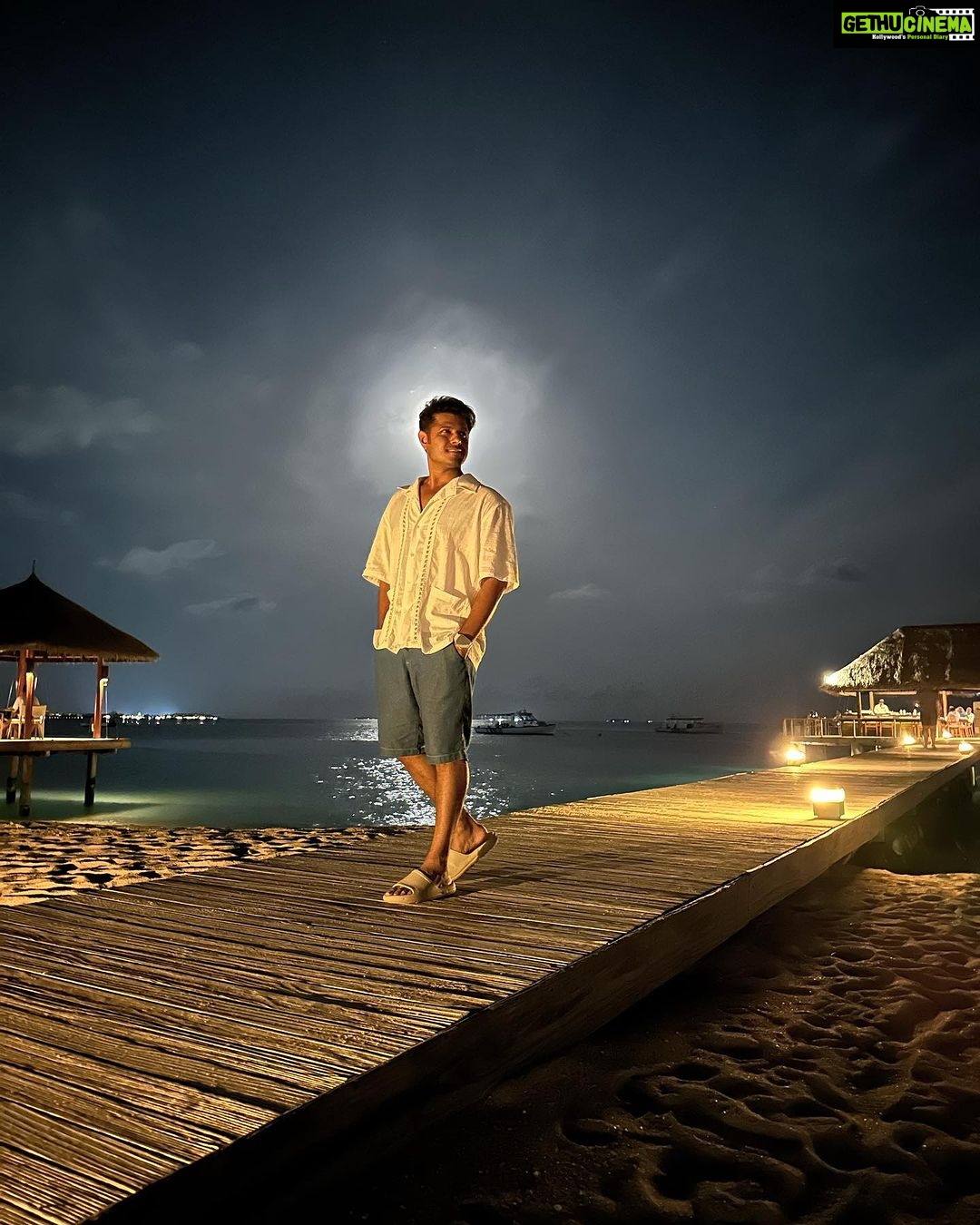 Neil Bhatt Instagram - Kya aap bhi soch rahe hain ki ye paani itna blue kaise hai? Is it the “NEIL” effect? 🤔 😂😂😂😂 @travelwithjourneylabel @velassarumaldives #VelassaruMaldives #LuxuryUndressed #SmallLuxuryHotels #JourneyLabel #TravelWithJourneyLabel #YouAreSpecial #ThinkHolidayThinkJourneyLabel #LuxuryHoliday #maldives