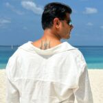 Neil Bhatt Instagram – Kya aap bhi soch rahe hain ki ye paani itna blue kaise hai? 
Is it the “NEIL” effect? 🤔
😂😂😂😂

@travelwithjourneylabel @velassarumaldives 

#VelassaruMaldives  #LuxuryUndressed  #SmallLuxuryHotels #JourneyLabel  #TravelWithJourneyLabel #YouAreSpecial #ThinkHolidayThinkJourneyLabel #LuxuryHoliday #maldives