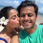 Neil Bhatt Instagram – Pose aise do ki 4 log poochein, ki photo kisne kheenchi hai 🤣 🤣

#neilkiaish #beach #couplegoals