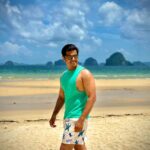 Neil Bhatt Instagram – Pose aise do ki 4 log poochein, ki photo kisne kheenchi hai 🤣 🤣

#neilkiaish #beach #couplegoals