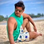 Neil Bhatt Instagram – Pose aise do ki 4 log poochein, ki photo kisne kheenchi hai 🤣 🤣

#neilkiaish #beach #couplegoals
